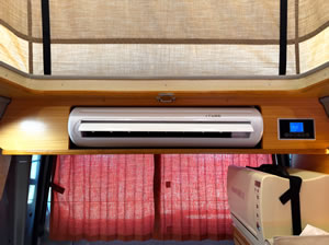 家具にスッキリと収まったクーラー